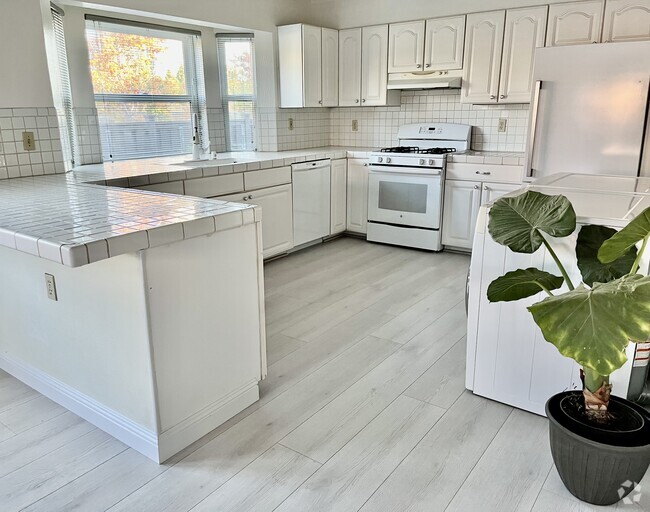 Building Photo - 763 15th St Unit Beautiful 2 large bedroom Rental
