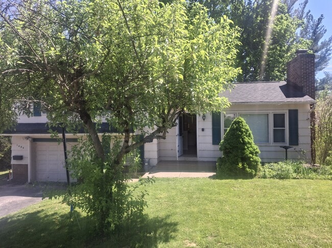 Photo - 1495 Beach Ave