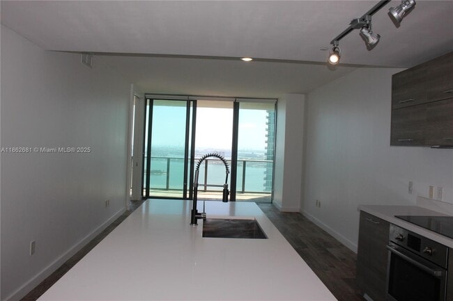 Photo - 650 NE 32nd St Unidad 3703