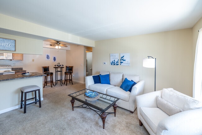 2BD, 2BA - 816SF - Living Room