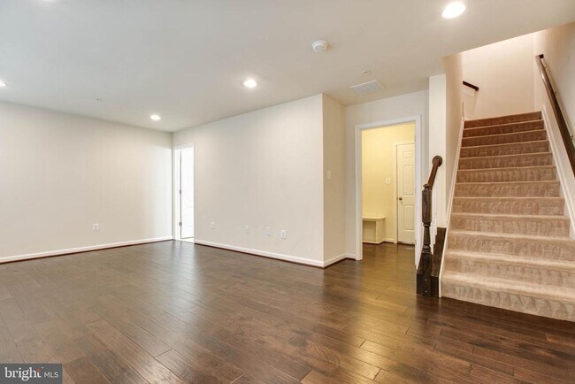 Photo - 7048 Foxton Way