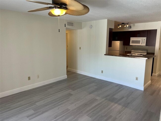 Building Photo - 875 Riverside Dr Unit 725