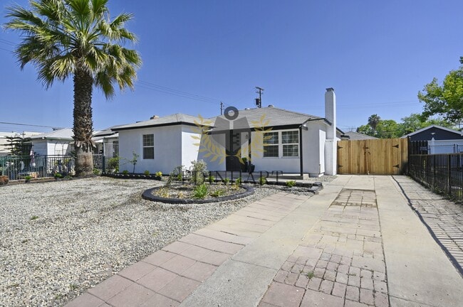 Photo - 1584 N Carruth Ave