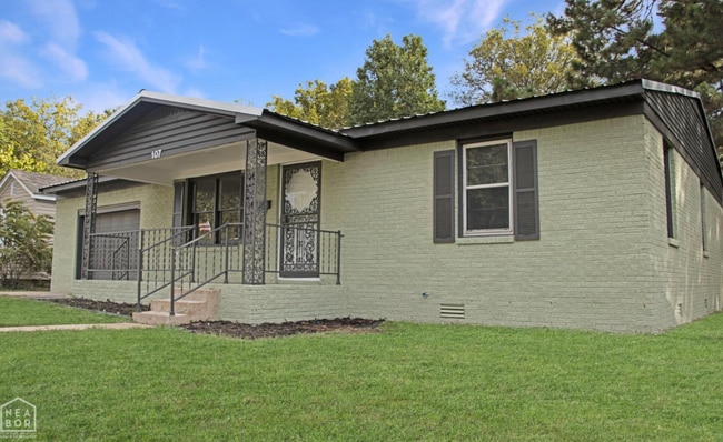 Photo - 107 E Elm St