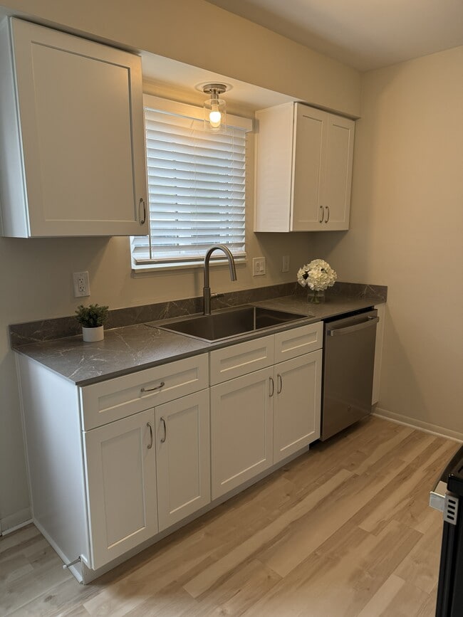 Completely renovated kitchen with brand new stainless steel appliances - 1133 Tienken Ct