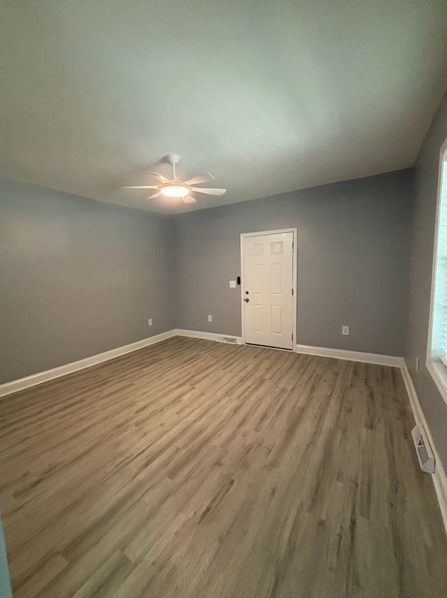 Photo - 131 Dixon Cir