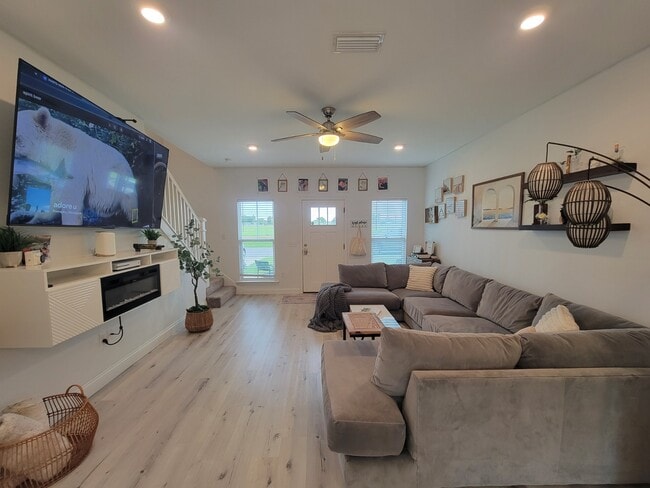 Photo - 652 Helen Ave