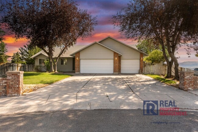 Building Photo - Beautiful 4 bed 2 1/2 bath - 3 car garage Rental