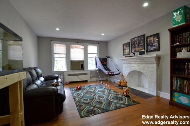 Building Photo - 6 Portina Rd Unit 2