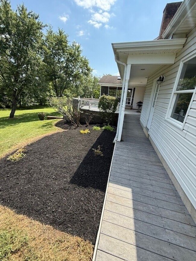 Photo - 3-bedroom! Garage Space & Privacy! Look no further...