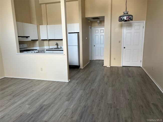 Building Photo - 21 Village Ml