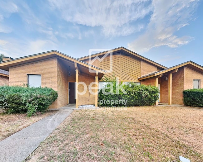 Building Photo - $1,475! 2/Bed1.5Bath duplex in Arlington!
