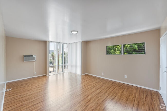 1BR, 1BA - 890SF