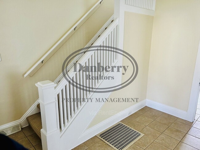 Photo - 436 E 5th St