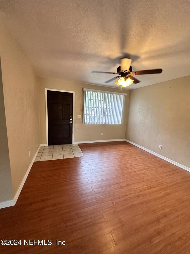 Photo - 555 Nightingale St