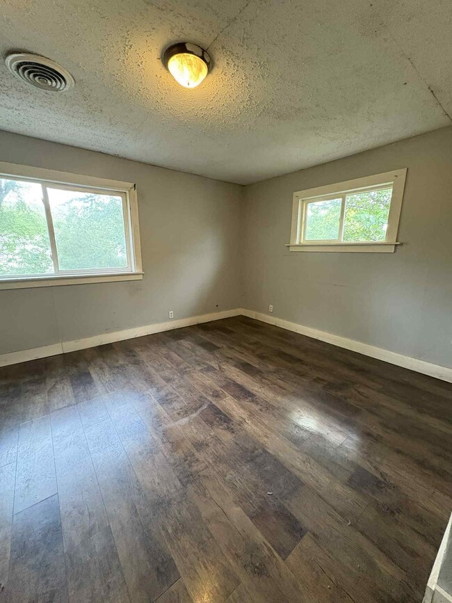 Photo - 945 W 9th St