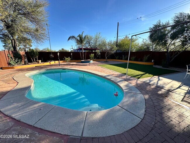 Photo - 5836 E Lee St