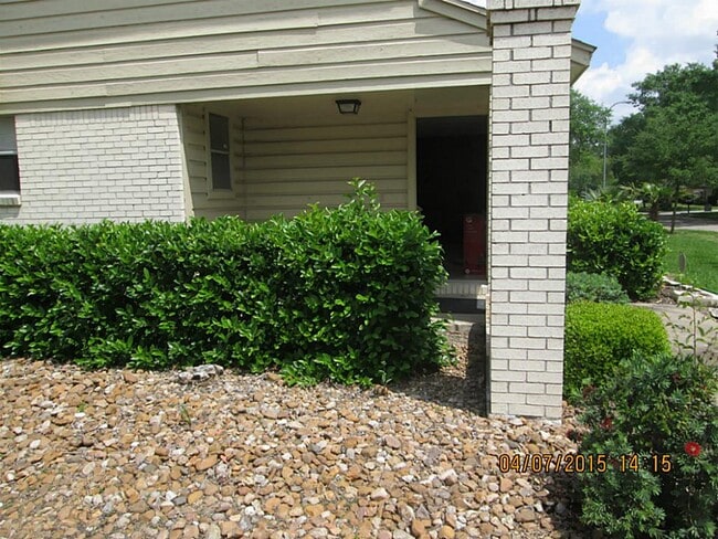 Building Photo - 10834 Sugar Hill Dr Rental