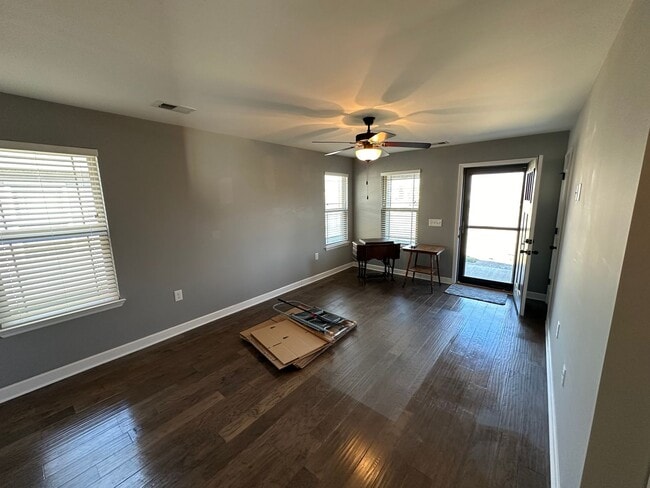 Photo - FOR LEASE - 3 bed, 2 bath, 1,128 sqft single family home!