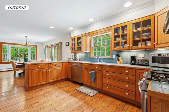 Photo - 330 Sprig Tree Path