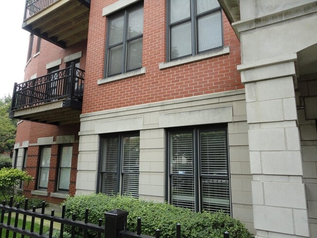 Building Photo - 807 W 14th Pl