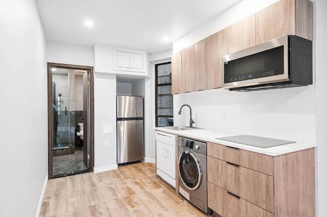 437 W 46th St Unit 4FE