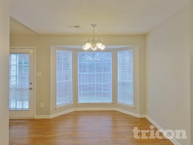 Photo - 8523 Lockerbie Ln