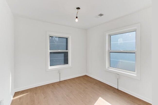 Photo - 308 W Queen Ln