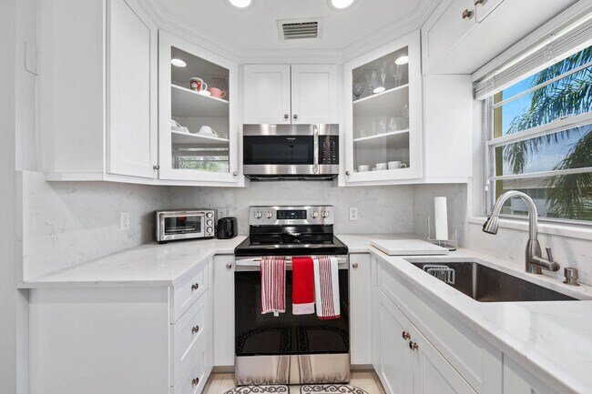 Building Photo - 160 Westbury E Unit 160 Rental