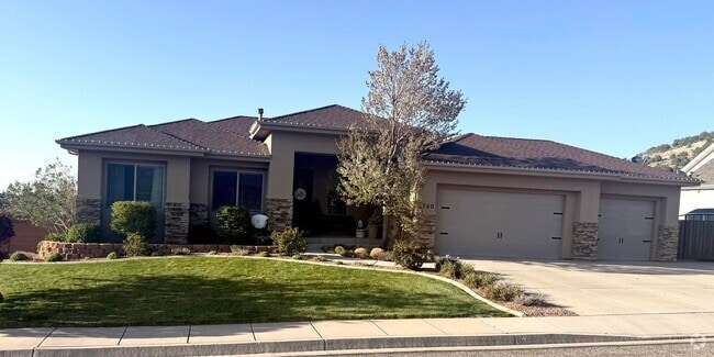 Building Photo - Beautifully Renovated 6 Bedroom Home in th...