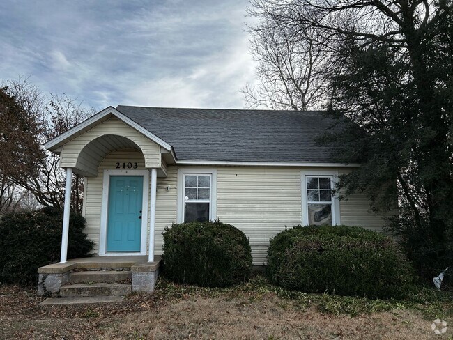 Building Photo - 2 Bedroom 1 Bath home available now for mo...