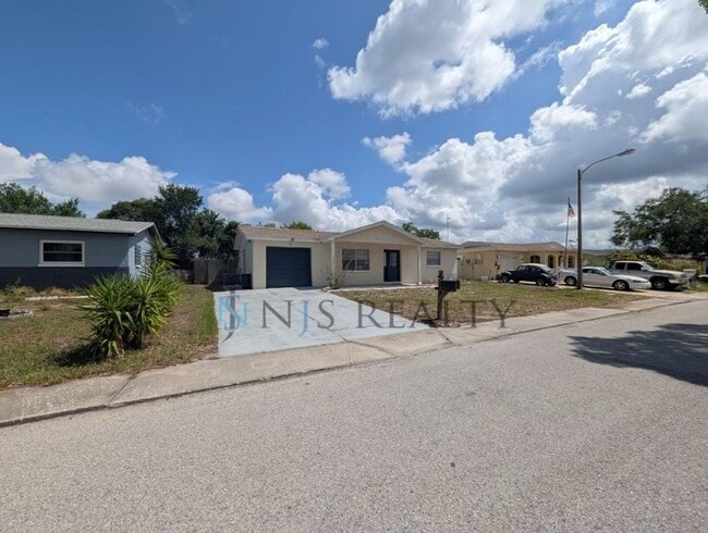 Building Photo - 3/2 over 1000sf home with New flooring, FRESH paint, open floorplan, primary suite with private b...
