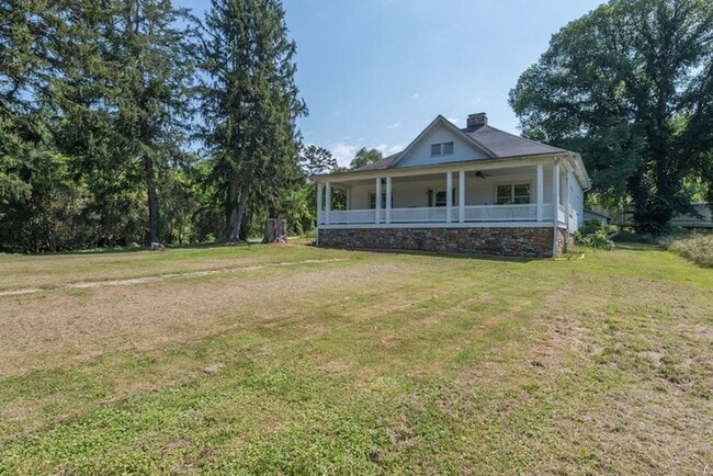 Photo - Weaverville Farmhouse Rental!