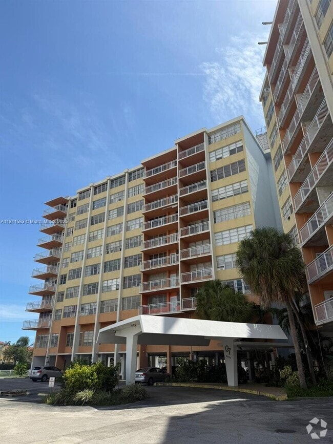 Building Photo - 2025 NE 164th St Unit 406 Rental