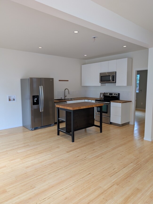 Building Photo - 530 Tompkins Ave Unit A