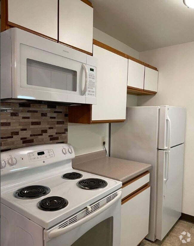 Building Photo - Upper Two Bedroom One Bath Unit 417-7 Upper 2 Bedroom Rental