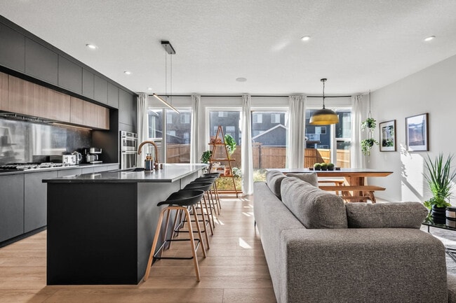 Building Photo - 53 Edith Cres NW