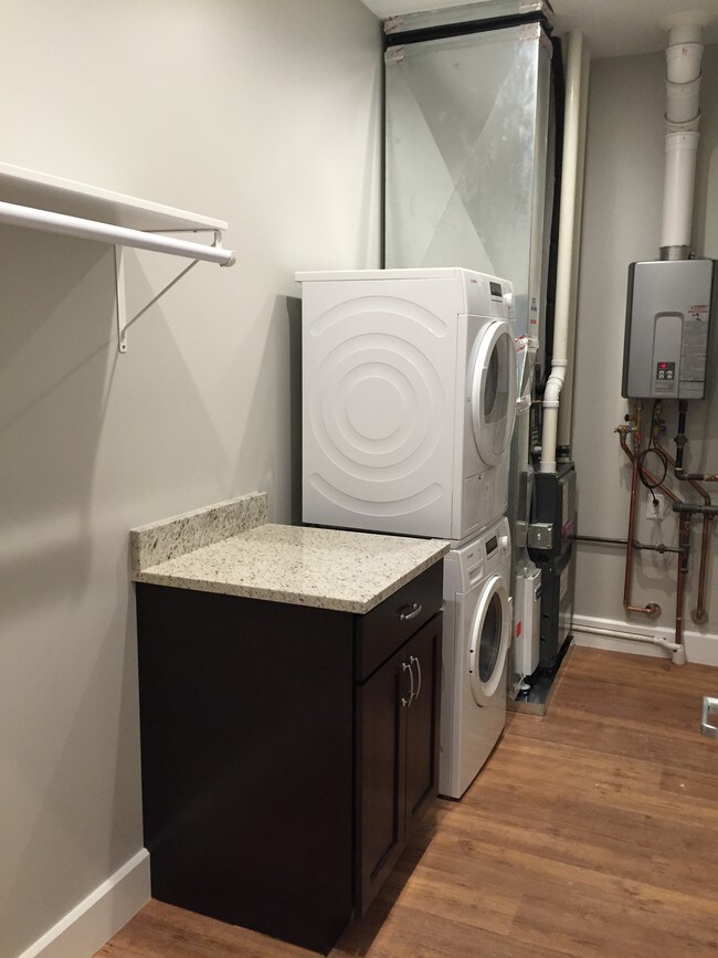 Lavandería / Cuarto de servicio / Armario - 103 W Middle St Unidad 2A