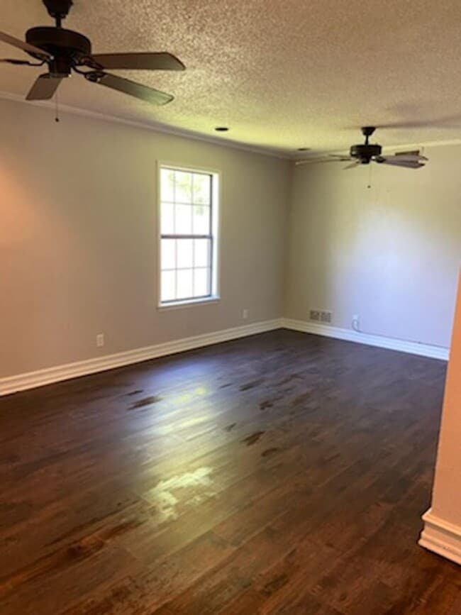 Photo - 1107 Esma St