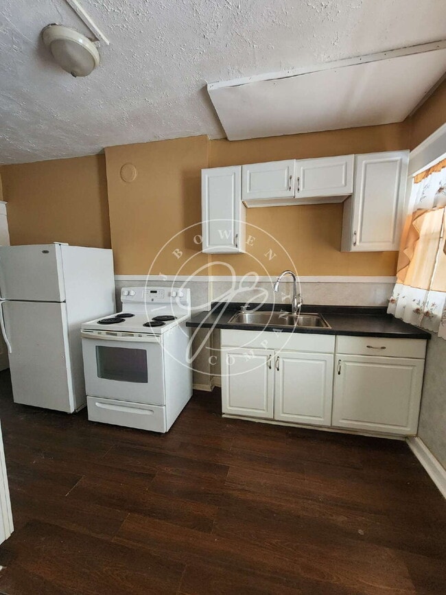 Photo - 2 bed 2 story townhouse! Individual basement! Front and back entrances with porch!