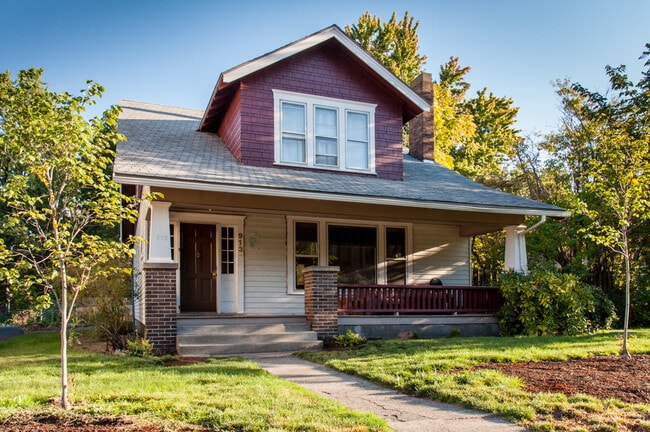 Building Photo - 913 E Isaacs Ave