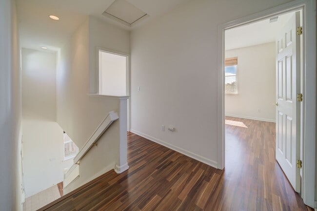 Building Photo - Beautiful 3 Bed/2.5 Bath 2- Story Home