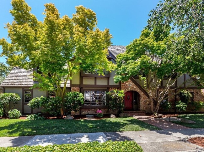 Photo - 1084 Fife Ave