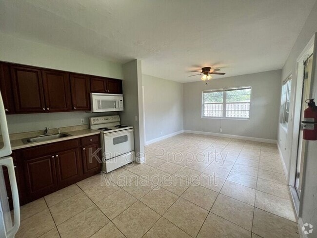 Building Photo - 4820 Maine St Unit #4 Rental