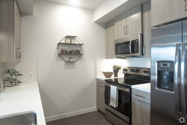 2BR, 2BA-941 SF