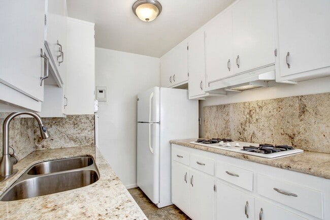 Photo - 1550 S Saltair Ave Unidad 4