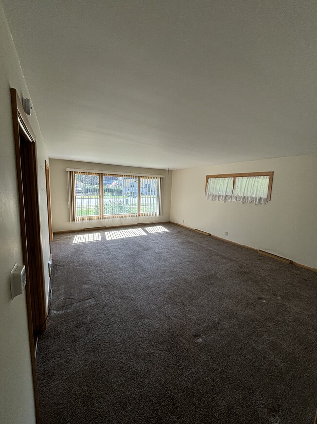 Photo - 815 E 6th St