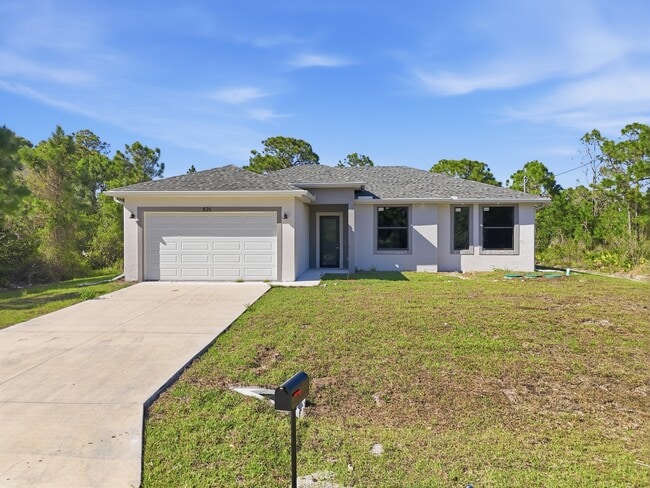 Photo - 825 Carbon St E