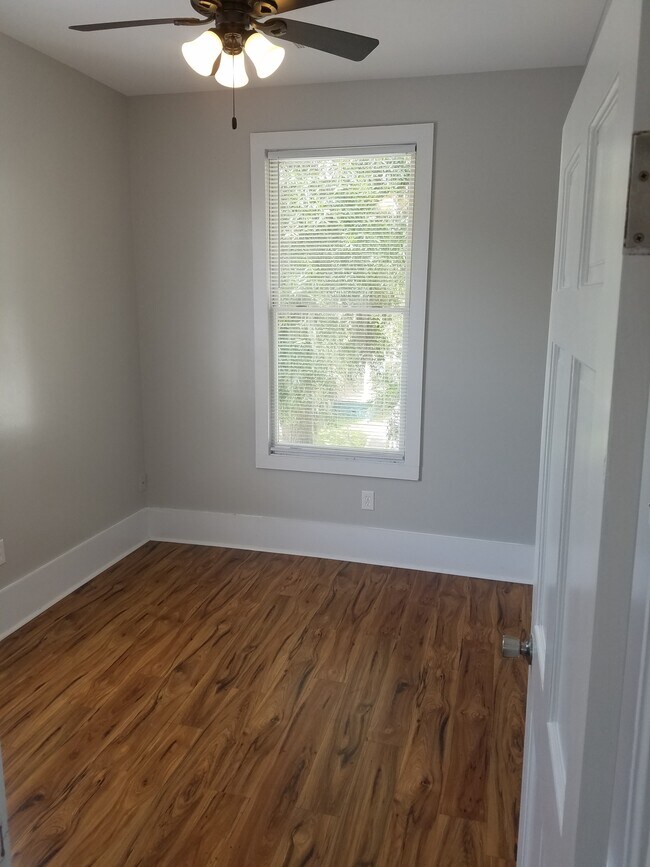 Photo - 307 W 41st St