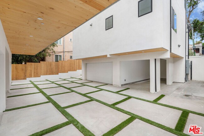 Photo - 726 Robinson St